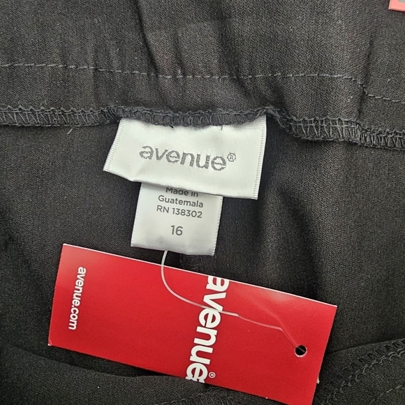 AVENUE Luxe Stretch Gracie Eyelet Capri - Picture 7 of 13